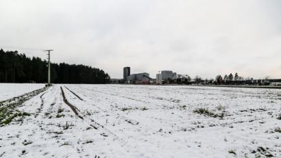 Bild: Hösamer
Auf diesem Grundstück bei Högling plant das Unternehmen Godelmann (rechts im Hintergrund) eine LNG-Tankstelle und Mitarbeiterparkplätze. Dagegen regt sich Widerstand.