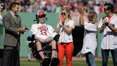 Bild: Elise Amendola/dpa
Pete Frates (Zweiter von links) sei "nach einer heldenhaften Schlacht" gegen die ALS-Krankheit gestorben, teilte seine Familie über die Internetseite des Boston College am Montag mit. Er wurde 34 Jahre alt.