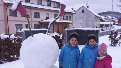 Bild: S. Übler/exb
Mr. Frost mit seinen Erbauerinnen Laura, Leonor und Lilian.