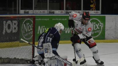 Archivbild: gb
Die Blue Devils empfangen am Freitag den in Schwung gekommenen Neuling Passau Black Hawks. Das letzte Heimspiel (Szene vor dem Kasten von Devils-Goalie Luca Endres) verloren die Weidener gegen Höchstadt mit 2:3.