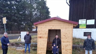 Bild: Tobias Stibich
Bürgermeister Martin Birner (links) zeigte sich begeistert von der Qualität der Bushäuschen und bedankte sich bei den Vertretern der Dorfgemeinschaft Gütenland. Das Foto wurde vor Inkrafttreten der erneuten Ausgangsbeschränkungen aufgenommen.