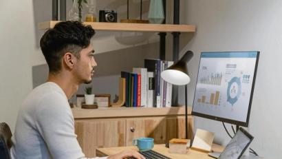 Bild: HP/dpa
Das HP Elite Folio kann mit seinem Displayscharnier in drei Modi genutzt werden: zum Beispiel als Tablet mit Anschluss an einen externen Bildschirm.