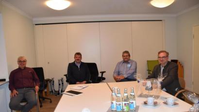 Bild: Nicole Rochelt
Im Schönseer Rathaus tauschten sich (von rechts) MdL Alexander Flierl, Verwaltungsleiter Matthias Jeitner und die Bürgermeister Reinhard Kreuzer und Andreas Hopfner aus.
