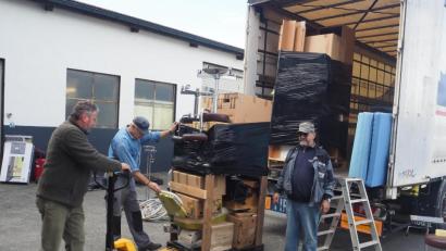 Archivbild: bl
Rückblick ins Jahr 2019, als die Transporte der Ukrainehilfe noch ohne weiteres möglich waren. Unter Aufsicht des Vorsitzenden Anton Grauvogl (rechts) beladen Helfer den Lkw für den nächsten Konvoi nach Rivne.