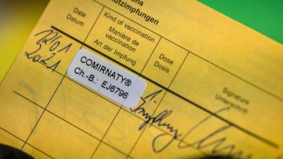 Symbolbild: Jens Büttner/dpa
So könnte es bald in vielen gelben Impfpässen aussehen: Der mRNA-Impfstoff BNT162b2 von Biontech/Pfizer ist in der EU unter dem Namen Comirnaty zugelassen.