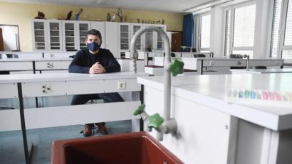 Bild: Gabi Schönberger
Bildung und der Nachwuchs sind den Stadträten auch in diesem Jahr wichtig. Im Haushalt stellten sie Mittel zur barrierefreien Umgestaltung dieses alten Physik-Chemie-Bio-Saals bereit.