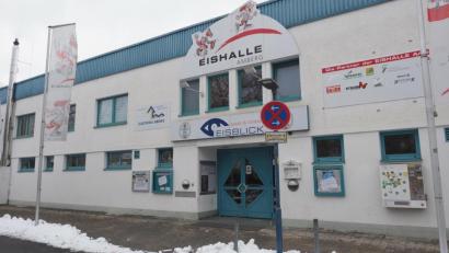 Bild: ref
Eis und Schnee liegt momentan nur vor dem Stadion, innen ist alles abgetaut. Für den ERSC Amberg ist die Saison schon länger beendet. Wie auch für viele andere Vereine der Eishockey-Bayernliga, die ihre Stadion geschlossen haben.