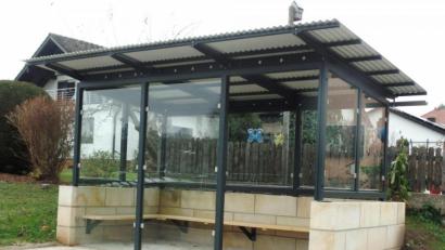 Archivbild: Brendel, Hubert (BR)
Zumindest das Buswartehäuschen konnte im Zuge der Dorferneuerung Sassenreuth noch gemacht werden.