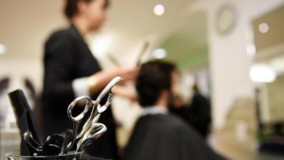 Bild: picture alliance/dpa | Angelika Warmuth
Ungewisse Zukunft - bis mindestens Ende Januar 2021 dürfen Friseure ihrer Arbeit nicht gewerblich nachgehen.