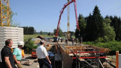 Bild: bey (Archiv)
Der Neubau der Brücke über die Pfreimd bei Burkhardsrieth gehörte 2019 zu den größten Baumaßnahmen der Stadt Pleystein.