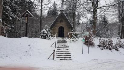 Bild: gi
Die Waldkapelle „Rotes Kreuz“ ist Zufluchtsort vieler Gläubigen und Ausgangspunkt für zahlreiche Waldwanderungen.