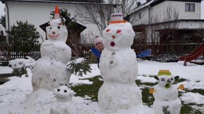 Bild: Berthold Völkl/exb
Die Schneemannfamilie mit Dackel Lumpi in Pleystein hat Johanna (5) zusammen mit Papa Markus Völkl und Onkel Berti Völkl gebaut.
