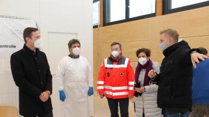 Bild: Landratsamt Bayreuth/exb
Landrat Florian Wiedemann, Dr. Stefan Wirth, Peter Maisel (Vorsitzender des BRK Bayreuth) Gudrun Brendel-Fischer und Markus Ruckdeschel tauschten sich im Bayreuther Impfzentrum über die bisherigen Erfahrungen aus.