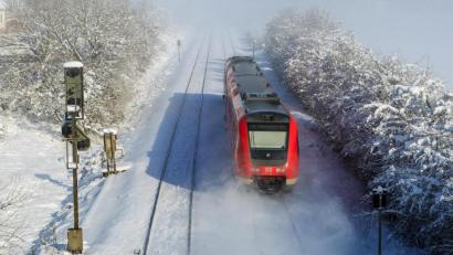 Bild: Hösamer
Noch werden die Züge zwischen Schwandorf (hier ein Nahverkehrs-Triebwagen auf den Gleisen bei Krondorf) und Hof mit Diesel betrieben. Die Bahn treibt die Elektrifizierung aber voran.