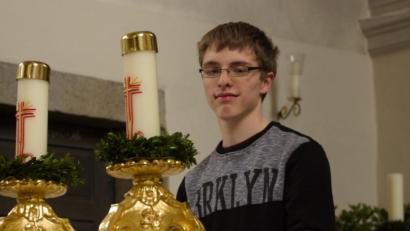 Bild: blf
Seit seiner Kommunion ist für Michael Steinhilber klar: Er will Pfarrer werden. 2023 feiert der 24-Jährige aus dem Kreis Neustadt voraussichtlich Primiz. Hier steht er am Altar der Kirche in Etzgersrieth.