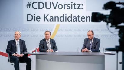 Bild: Michael Kappeler/dpa
Die drei Kandidaten für den CDU-Parteivorsitz Norbert Röttgen (von links), Armin Laschet und Friedrich Merz sitzen vor Beginn einer Diskussionsrunde Anfang Januar im Konrad-Adenauer-Haus.