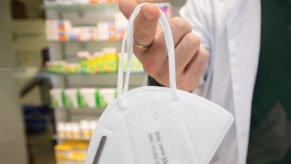 Symbolbild: Friso Gentsch
Der Freistaat Bayern wird über 2 Millionen FFP2 Masken für hilfsbedürftige Menschen in Bayern zur Verfügung stellen.