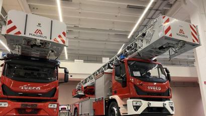 Bild: Sebastian Dippold/exb
Vertreter der Feuerwehren Neustadt und Mitterteich nahmen in Ulm Drehleitern in Augenschein, um ihre Fahrzeug zu konfigurieren.