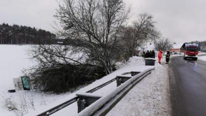 Bild: Portner
Der VW-Bus, mit einer jungen Frau am Steuer, kam auf der Staatsstraße 2398 zwischen Eigelsberg und Oberviechtach ins Rutschen, überschlug sich auf der Böschung und blieb unterhalb der Baumgruppe liegen.