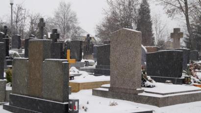 Symbolbild: wel
Die Kosten für den Friedhof müssen auf die Gräber umgelegt werden. In Kulz ergibt sich eine leichte Senkung der jährlichen Grabgebühren, die Leichenhausgebühr muss angehoben werden.