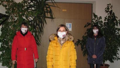 Bild: sei
Franziska Göppl (Mitte) ist die neue und jüngste im "Dreimäderlhaus" der Manteler SPD-Fraktion. Auf die Zusammenarbeit mit ihr freuen sich Daniela Fuhrmann (links) und Andrea Bertelshofer (rechts)