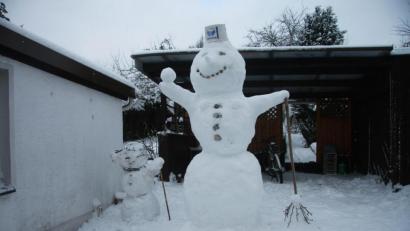 Bild: wro
Die beiden Schneemänner bitten zu einer Schneeballschlacht. Wer möchte, kann das Duo in der oberen Wiesauer Bahnhofstraße – auch vom Gehsteig aus - bestaunen.