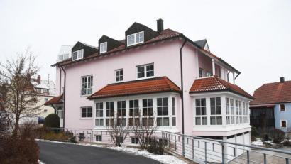 Bild: Gabi Schönberger
Der Dornröschenschlaf des früheren Hotels dauert nun schon über zwei Jahre an.