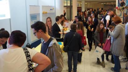 Archivbild: Bühner
Informationsmöglichkeiten für Jugendliche, wie noch im vorletzten Jahr auf der Ausbildungsmesse, gibt es in Coronazeiten nicht. Deswegen ist die Einrichtung der Jugendberufsagentur jetzt besonders wichtig