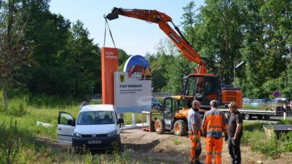 Bild: Benkhardt
Die neue Ortstafel wird aufgestellt.