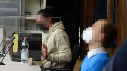 Bild: Houschka
Sie sitzen drei Meter weit voneinander entfernt im Gerichtssaal und würdigen sich mit keinem Blick: Der 30-jährige Bombenbauer (im
Hintergrund) und sein ehemaliger Kumpel (21), der den Sprengsatz vor der Burglengenfelder Polizeiwache ablegen sollte, haben Geständnisse abgelegt.