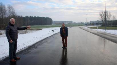 Bild: wro
Die neue Verbindungsstraße „Am Gewerbepark“ übergaben Geschäftsleiter Thomas Weiß und Bürgermeister Toni Dutz (von links) kürzlich offiziell dem Verkehr.