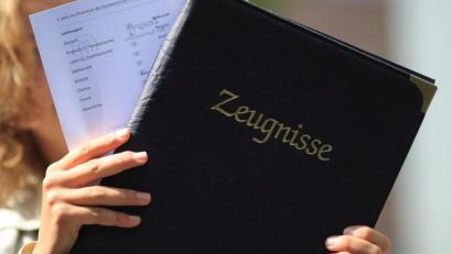 Symbolbild: Jens Wolf/dpa-Zentralbild
Sitzenbleiben - laut Gewerkschaft Erziehung und Wissenschaft soll das in diesem Schuljahr keiner.