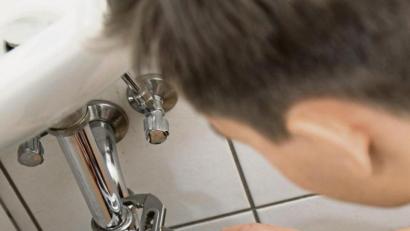 Bild: Christin Klose/dpa
Muss der Abfluss gründlich von innen gereinigt werden, lässt sich das oft mit einigen einfachen Handgriffen – und einer Zange – beheben.