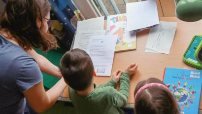 Bild: Mascha Brichta/dpa
Viele berufstätige Eltern sind jetzt mit Homeschooling beschäftigt. Um Verdienstausfälle aufzufangen, können sie Kinderkrankentage einsetzen.