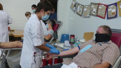 Archivbild: rn
Richard Ficker gehört zu den stillen Helden des Alltags. Mit mehr als 100 Blutspenden gehört er zu den "Dauergästen" der BRK-Bereitschaft Eschenbach und hofft auf viele "Nachahmungstäter".