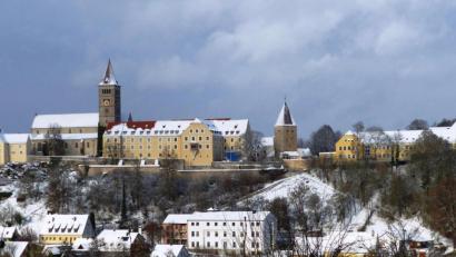 Bild: jp
Die frisch verschneite Kastler Klosterburg - von Baukränen befreit und mit neuer Fassade.