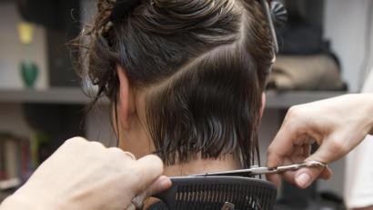 Bild: Paul Zinken/dpa
Wer sehnt sich aktuell nicht nach einem Haarschnitt? Die Salons sind seit dem 16. Dezember geschlossen.