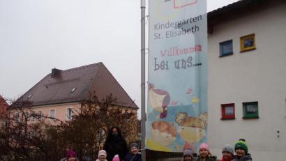 Bild: fks
Freundlich weht ein Gruß vor dem Kindergarten St. Elisabeth in Erbendorf. Anfang Dezember haben die Kinder mit Erziehrin Tanja Heider die Fahne erstmals gehisst.