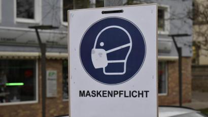 Archivbild: sck
In der Auerbacher Innenstadt wiesen Mitte Dezember Schilder auf die kurzfristig umgesetzte Maskenpflicht hin. Damit reagierte die Stadt auf den starken Anstieg der Coronainfektionen innerhalb weniger Tage. Anfang Januar wurde die Maskenpflicht wieder aufgehoben.