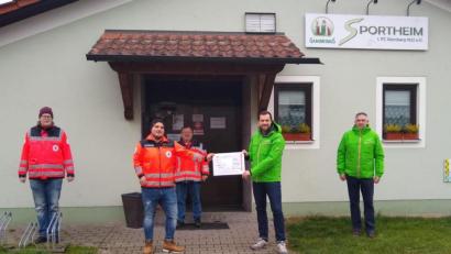 Bild: Ulf Kirschner/exb
Die BRK-Vertreter Tobias Böhnstedt, Johannes Brenner und Hannes Brenner freuten sich über die Spende, die der Vorsitzende der FC-Sparte Ski, Armin Burkhard, und Kassier Franz Gradl (von links) überreichten.