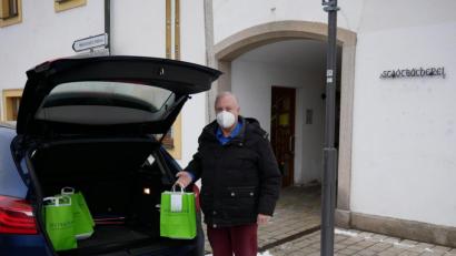 Bild: hmr
Gerhard Laab sorgt für die termingerechte Lieferung der Büchereimedien und nimmt die Taschen mit gelesenen Büchern auch wieder mit. Das Hauptaugenmerk liegt auf dem kontaktlosen Ablauf.