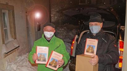 Bild: gis
Verleger Eckhard Bodner (links) und Kirchenpfleger Siegmund Geisler stand im Pfarrheim die Freude trotz Maske ins Gesicht geschrieben. Eine offizielle Buchpräsentation ist wegen Corona nicht möglich.