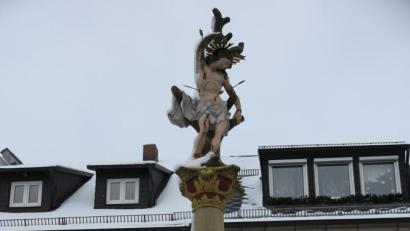 Bild: jzk
Die Sebastiansäule auf dem Kemnather Marktplatz wurde im Jahr 1714 aufgestellt, weil die Stadt von der tödlichen Pestseuche verschont wurde. Mit der Errichtung erfüllten die Kemnather Bürger ihr Pestgelübde.