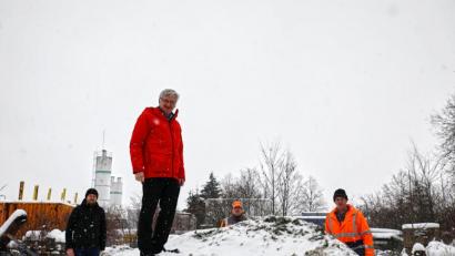 Bild: JOCHEN NEUMANN 
ERBENDORF
Nicht mehr viel übrig ist von den 250 Christbäumen. Nur ein kleiner, mit Schnee überzuckerter Haufen liegt noch am Bauhof. Bürgermeister Johannes Reger (vorne) überzeugt sich vom erfolgreichen Ablauf der städtischen Aktion..