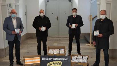 Bild: fppp
Edeka-Regionalleiter Günter Fröber (rechts) übergab die FFP2-Masken und die Schnelltests an (von links) Oberbürgermeister Oliver Weigel, Klinikum-Geschäftsführer Alexander Meyer und Landrat Peter Berek.