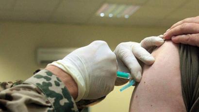 Bild: PIZ PRT Feyzabad
In der Bundeswehr wurde die Duldungspflicht für Impf- und Vorsorgemaßnahmen vor einigen Jahren eingeführt. Foto: PIZ PRT Feyzabad/Bundeswehr/dpa