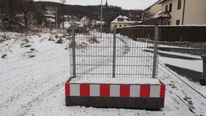 Bild: ref
Der Pflanztrog mit Rankgitter ist in der Dostlerstraße seit dem 7. Januar aufgebaut. Er ist eine Voraussetzung dafür, dass die Stadt von den Anwohnern des Ostteils der Straße Erschließungsbeiträge fordern kann.