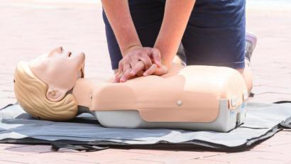Symbolbild: Armin Weigel
Eine Passantin leistete am Marktplatz in Amberg Erste Hilfe und reagierte damit genau richtig, sagt die Polizei.
