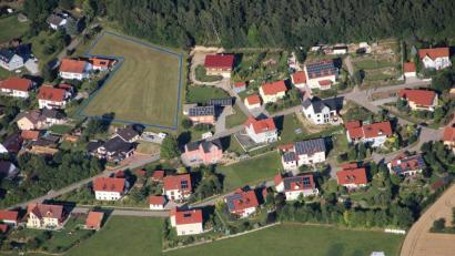 Bild: ask
Sieben neue Bauparzellen (auf dem Luftbild links oben blau markiert), in bester Lage, sollen demnächst im Ortsteil Gleiritsch entstehen.