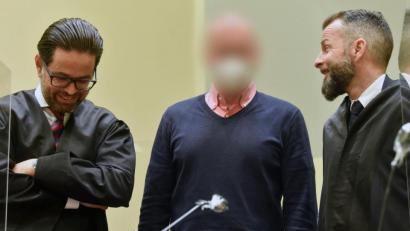 Bild: Christof Stache/dpa
Gute Miene zum bösen Spiel: Der deutsche Sportmediziner Mark S. (Mitte), angeklagt als Drahtzieher eines internationalen Doping-Netzwerks im Radsport und Wintersport, flachst mit seinen Anwälten Alexander Dann (rechts) und Yuri Goldstein.